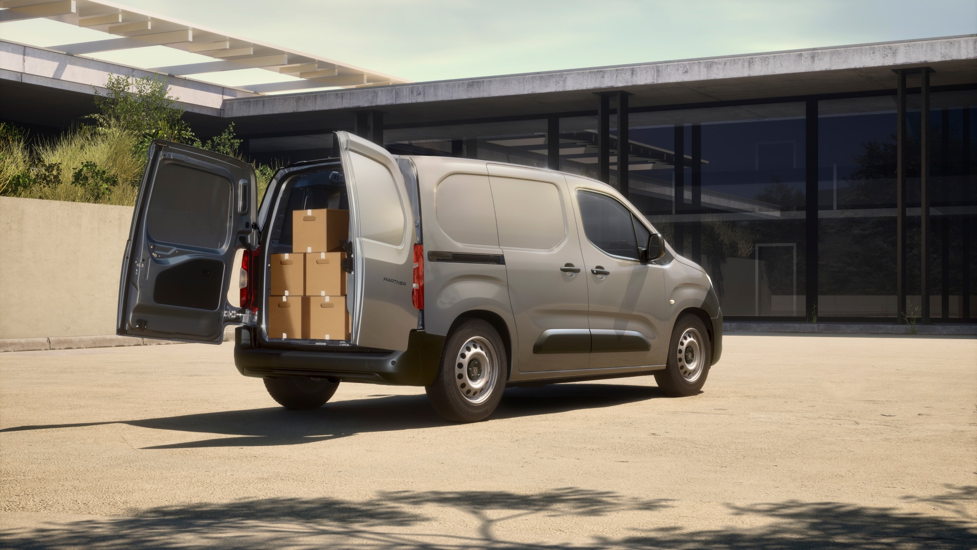 Neuer PEUGEOT Partner Active beim Laden