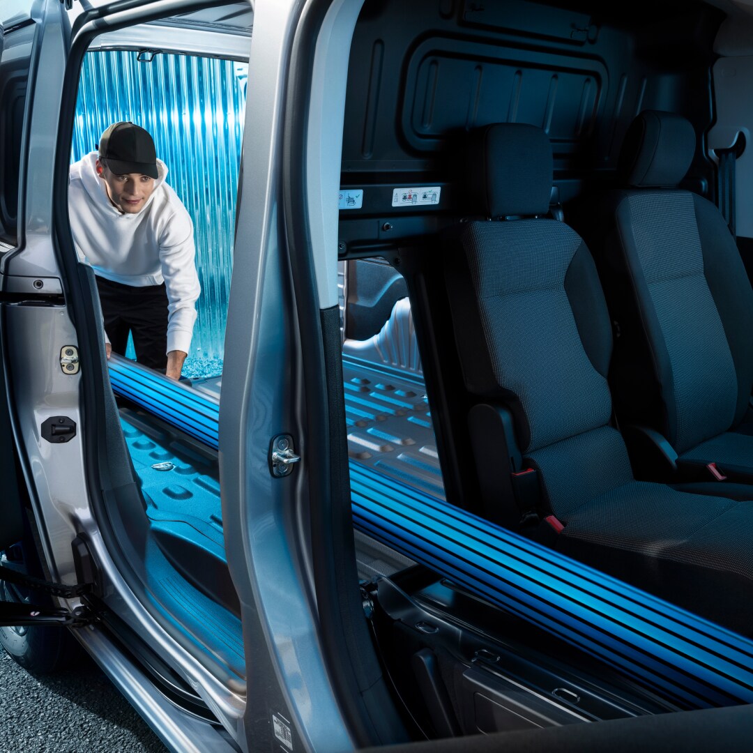 Mann beim Beladen eines PEUGEOT Partner