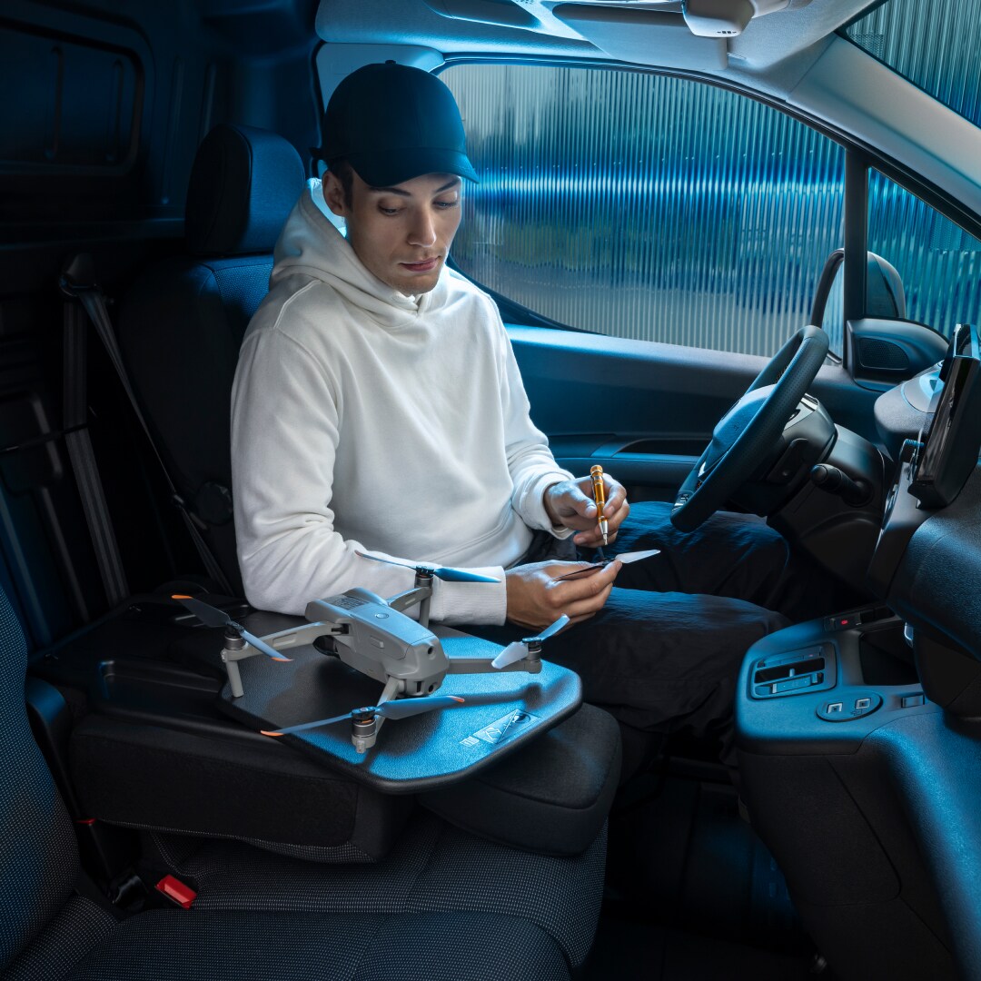 Mann beim Arbeiten in einem PEUGEOT E-Partner